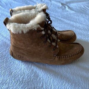 UGG Women’s Chickadee moccasin boots SN1007716 Chestnut color size 9
